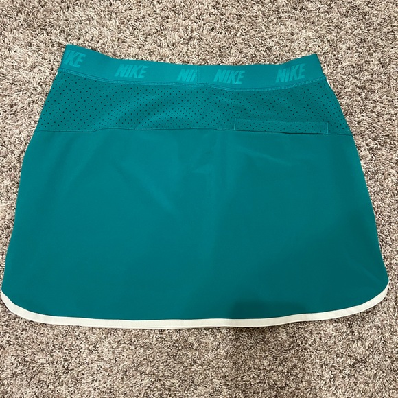 SOLD‼️ Nike Dri-fit Golf Skort Size Small - Picture 2 of 4